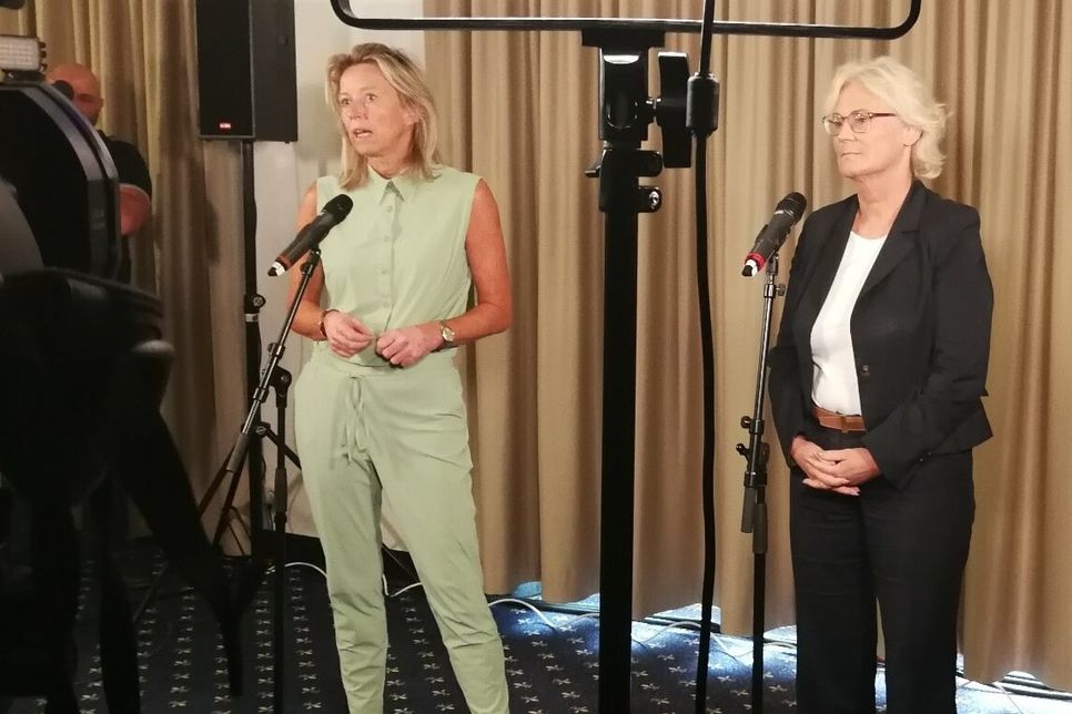 Auch Bundesverteidigungsministerin Christine Lambrecht (re) und ihre niederländische Amtskollegin Kajsa Ollongren (li) sagten in einer PK am Rande des Meetings in Ramstein gemeinsam weitere Hilfen für die Ukraine zu.