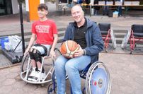 Auch Landrat Andreas Kruppert (rechts) versuchte sich im Rollstuhlbasketball.