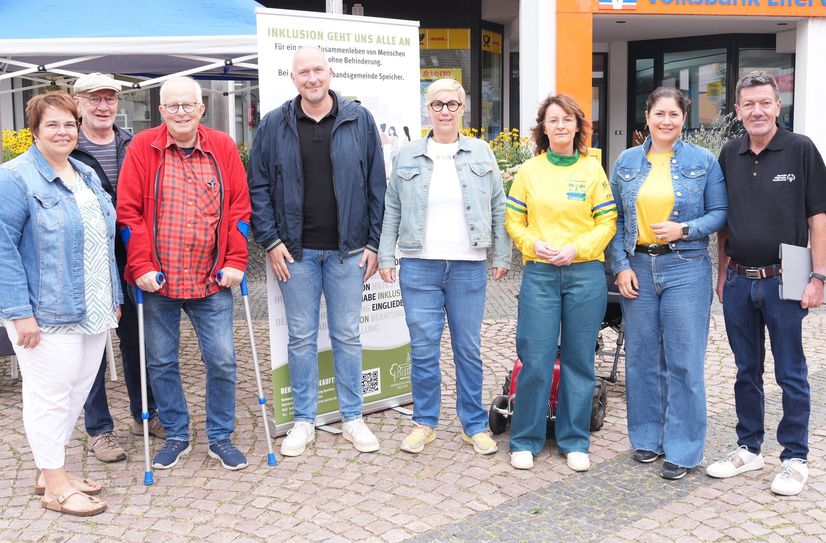 Besuchten den Inklusionstag in Speicher: v.l.: Sonja Thome (Behindertenbeauftragte der VG Speicher), Guido Kirsch (Geschäftsführer der Lebenshilfe Prüm), Gerd Wanken (Behindertenbeauftragter des Eifelkreises), Andreas Kruppert (Landrat des Eifelkreises), Birthe Thomsen(Stadtbürgermeisterin Speicher), Vera Scheuch (Gemeinsam aktiv Bitburg), Stefanie Kohl-Molitor (Kreisbeigeordnete des Kreises Wittlich-Bernkastel) und Wilfried Kootz (Special Olympics Rheinland-Pfalz).
