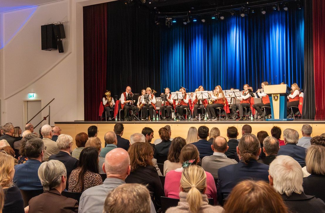 Für die musikalische Einstimmung sorgte das Mittelrheinische Jugendblasorchester Boppard Bad Salzig, das das Programm mit unterhaltender Musik begleitete.