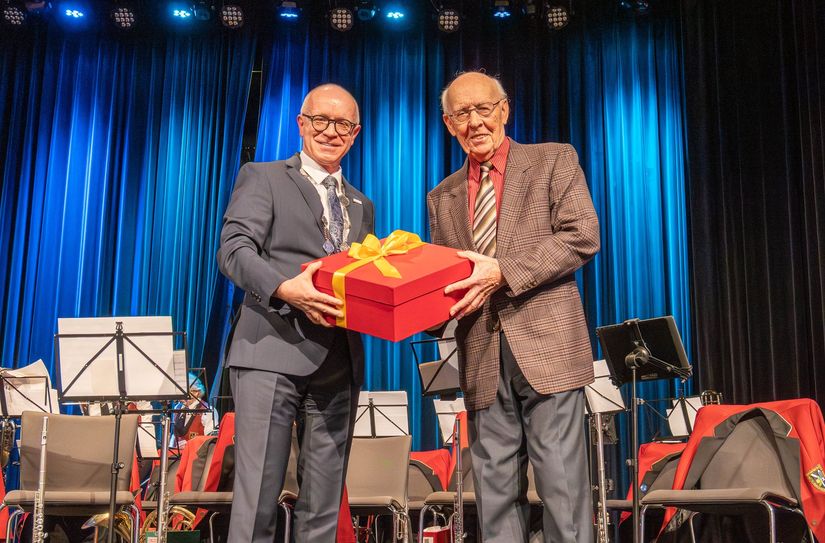 Als Festredner sprach an diesem Abend Werner Stoffel, der auf fast 30 Jahre Erfahrung in der Kommunalpolitik blicken kann. Als Dank für seinen Beitrag und als Zeichen der Wertschätzung überreichte Bürgermeister Jörg Haseneier ihm ein Präsent der Stadt.