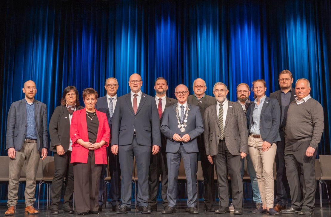 Bürgermeister Jörg Haseneier (7. von links) würdigte gemeinsam mit den städtischen Beigeordneten und den Ortsvorsteherinnen und Ortsvorstehern beziehungsweise ihren Vertretern aus den zehn Ortsbezirken (es fehlt der Ortsbezirk Oppenhausen) das Jubiläum 50 Jahre verbandsfreie Stadt Boppard im Rahmen des Neujahrsempfangs der Stadt in der Stadthalle.