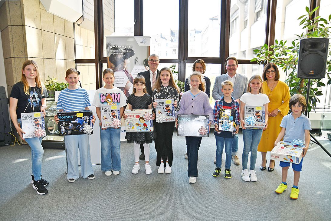 Im Kreishaus hat Landrat Dr. Alexander Saftig (2. Reihe, Mitte) gemeinsam mit dem Ersten Kreisbeigeordneten Pascal Badziong und Sonja Gröntgen (CDO) die Gewinner des MYK10-Kinder-Malwettbwerbs gekürt. Für die Stadt Bendorf nahm die Beigeordnete Zeynep Begen (2. Reihe, rechts) an der Preisverleihung teil.