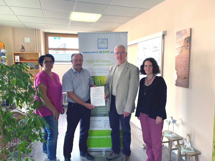 V.l.n.r.: Nadine Hölzemer, Hospizfachkraft Ambulantes Hospiz Hochwald; Herr Hartmut Heck, Verbandsbürgermeister Hermeskeil; Christoph Drolshagen, Leiter Marienhaus Hospize; Marion Schronen, Hospizleitung AHPB Hermeskeil-Morbach