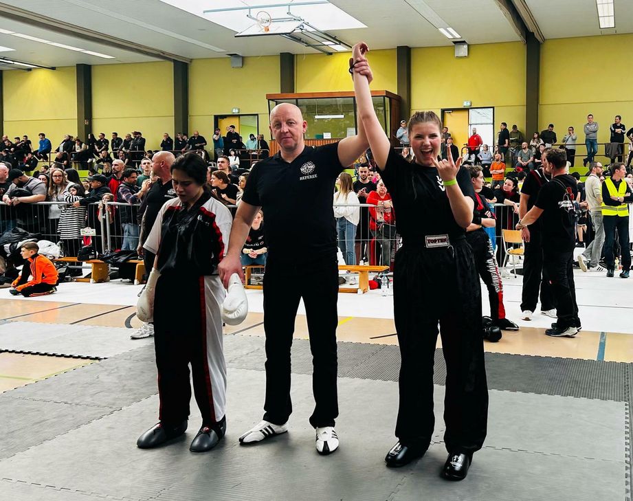 Emma Bonato (rechts im Bild) nach ihrem erfolgreichen Sieg.