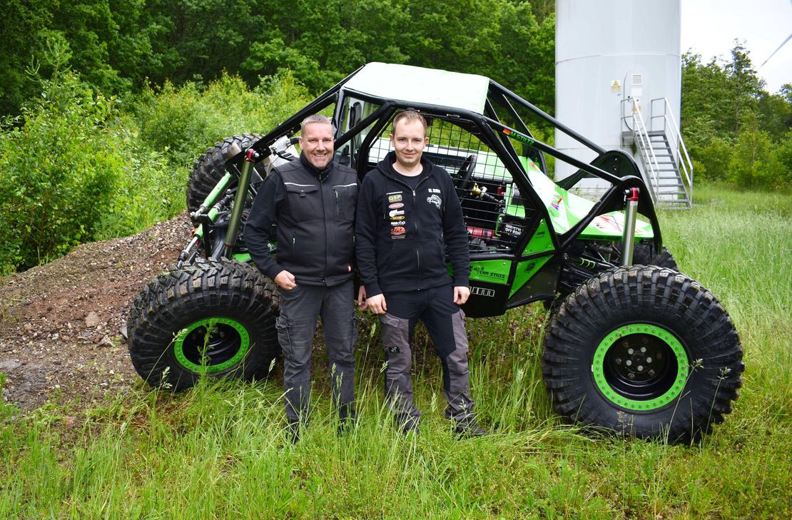 Manuel Stiltz mit seinem Geländewagen. Ihm zur Seite steht immer Vater Ingo, der sich freut, dass beide durch die gemeinsame Leidenschaft viel Zeit miteinander verbringen.