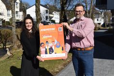 Hannah Wagner und Achim Kistner stecken in den finalen Vorbereitungen für die erste "Jobmesse für Zugewanderte". Diese soll auch ein Willkommens-Zeichen sein.