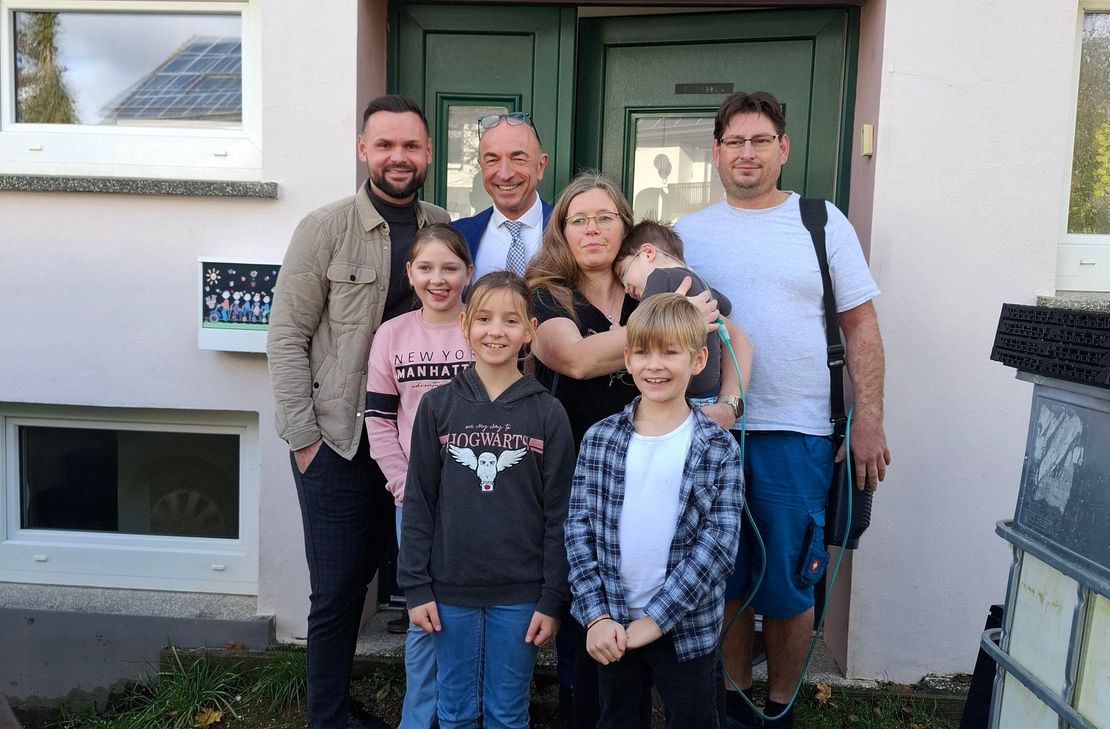 Ob das Haus der Familie wieder bewohnbar wird, steht in den Sternen: Club Fifty-One Präsident Jo Becker (hinten, mitte) und WochenSpiegel-Sales-Leiter Patrizio Nuvoli (links) machten sich mit den Brückners vor Ort ein Bild.