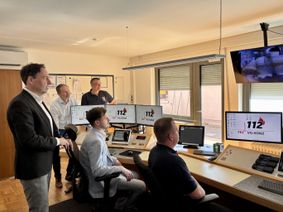 Bürgermeister Guido Wacht (links) und der hauptamtliche Beigeordnete der VG Konz, Marcel Dawen (Mitte) mit dem Wehrleiter der Freiwilligen Feuerwehren, Mario Gasper, und dem Sachbearbeiter für Brand- und Katastrophenschutz in der VG-Verwaltung, Boris Krebs (hinten) sowie der stellvertretende Wehrleiter Florian Haas (vorne) in der Feuerwehreinsatzzentrale.