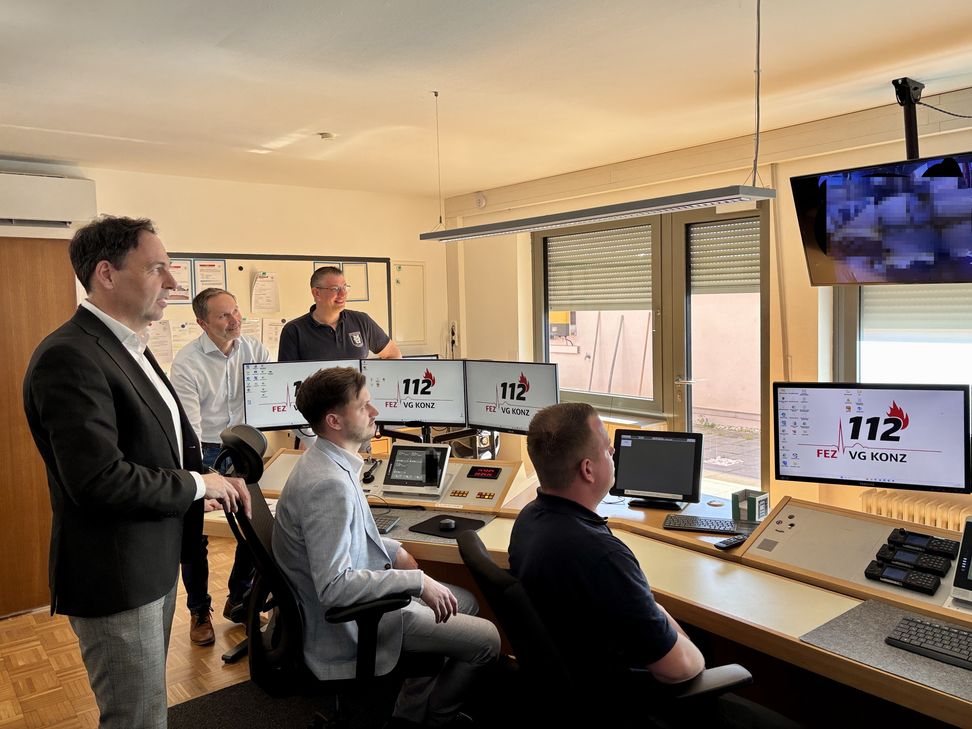 Bürgermeister Guido Wacht (links) und der hauptamtliche Beigeordnete der VG Konz, Marcel Dawen (Mitte) mit dem Wehrleiter der Freiwilligen Feuerwehren, Mario Gasper, und dem Sachbearbeiter für Brand- und Katastrophenschutz in der VG-Verwaltung, Boris Krebs (hinten) sowie der stellvertretende Wehrleiter Florian Haas (vorne) in der Feuerwehreinsatzzentrale.