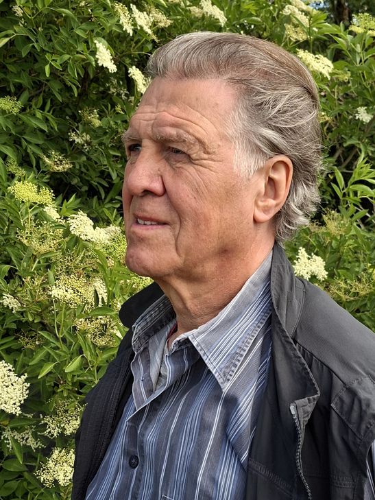 »Holunderholz« heißt der neue Roman des bekannten Schriftstellers Norbert Scheuer.