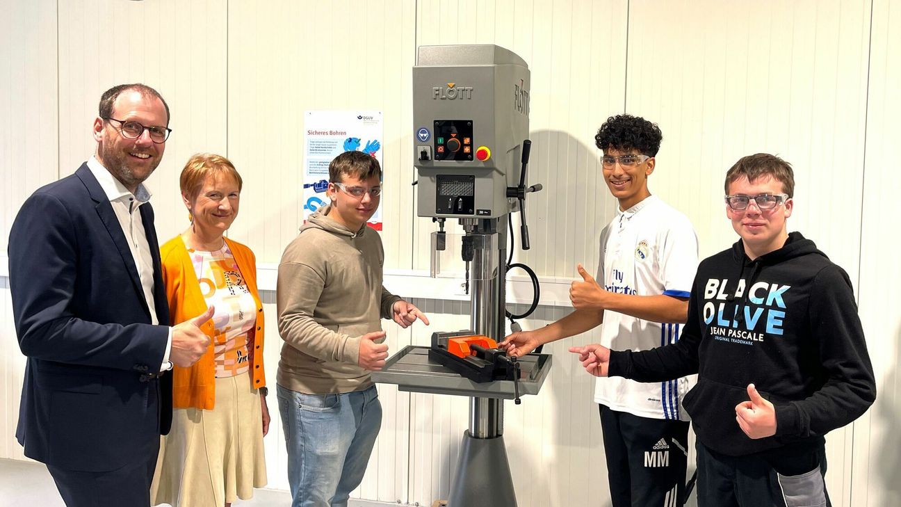 Von links: Direktor Regionalmarkt AhrBrohltal, Thomas Theisen, Schulleiterin Gundi Kontakis, die Schüler Kyle, Amin und Florian.