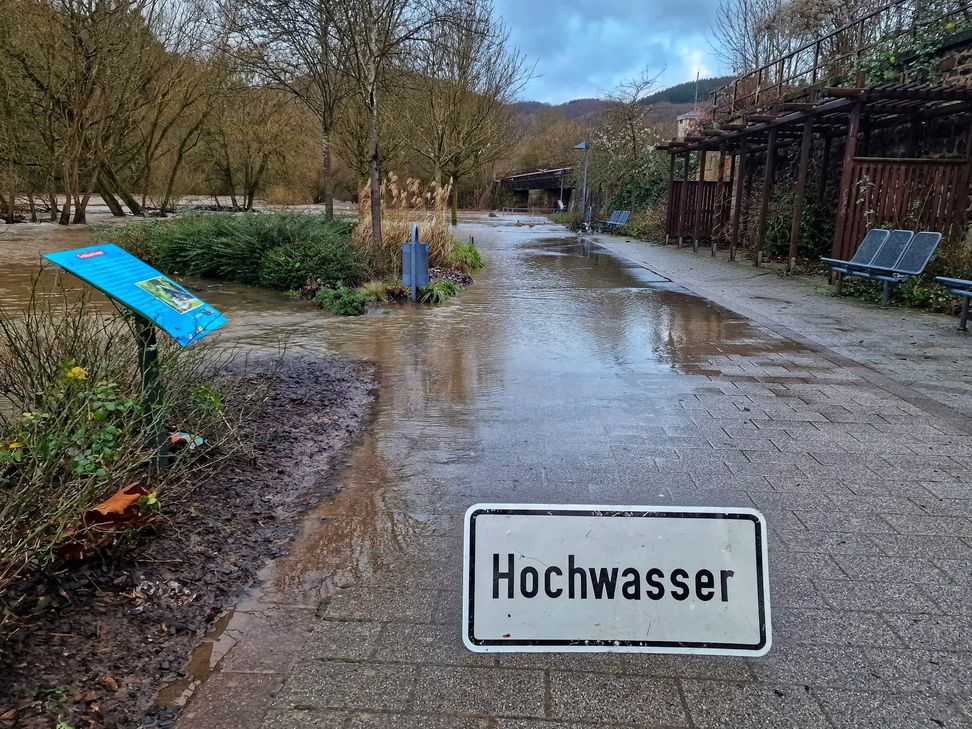 Kurzzeitig überflutete die Nahe die Schülerkiesel in Kirn.