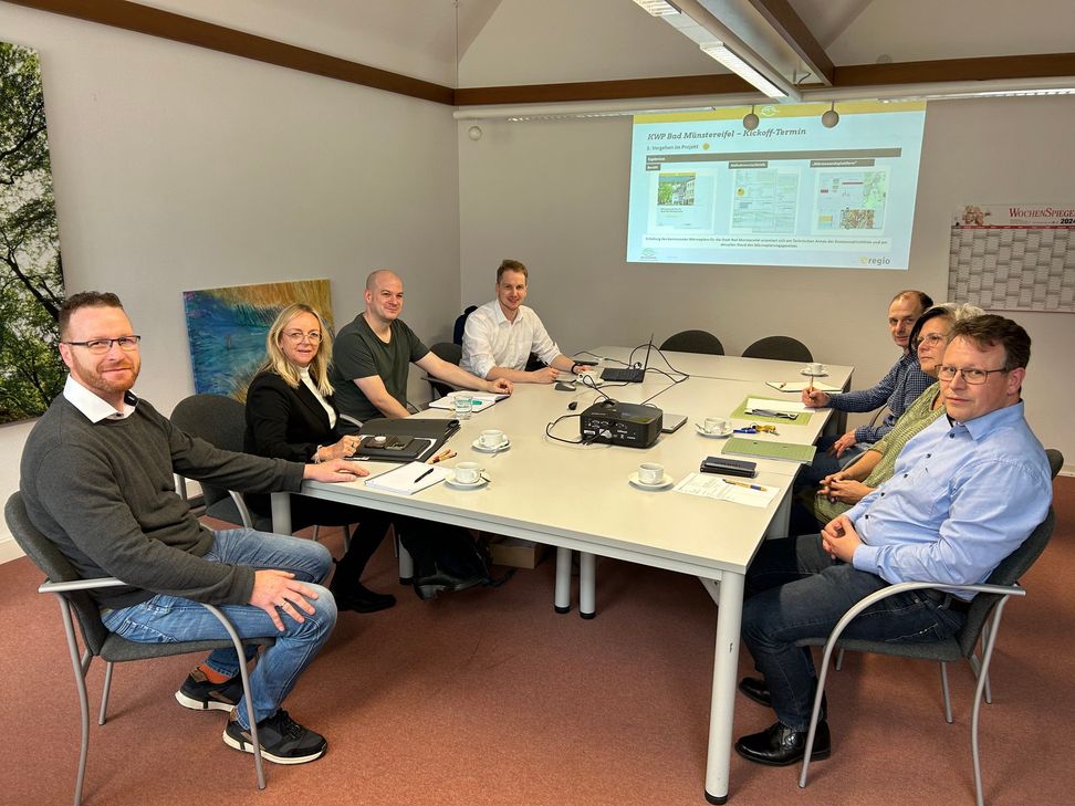 Simon Mauel (v.li.), Bürgermeisterin Sabine Preiser-Marian, Martin Schmitz, Manuel Thom (e-regio), Ralf Wassong, Svenja Lierfeld und Berthold Malburg bei der Besprechung zur kommunalen Wärmeplanung.