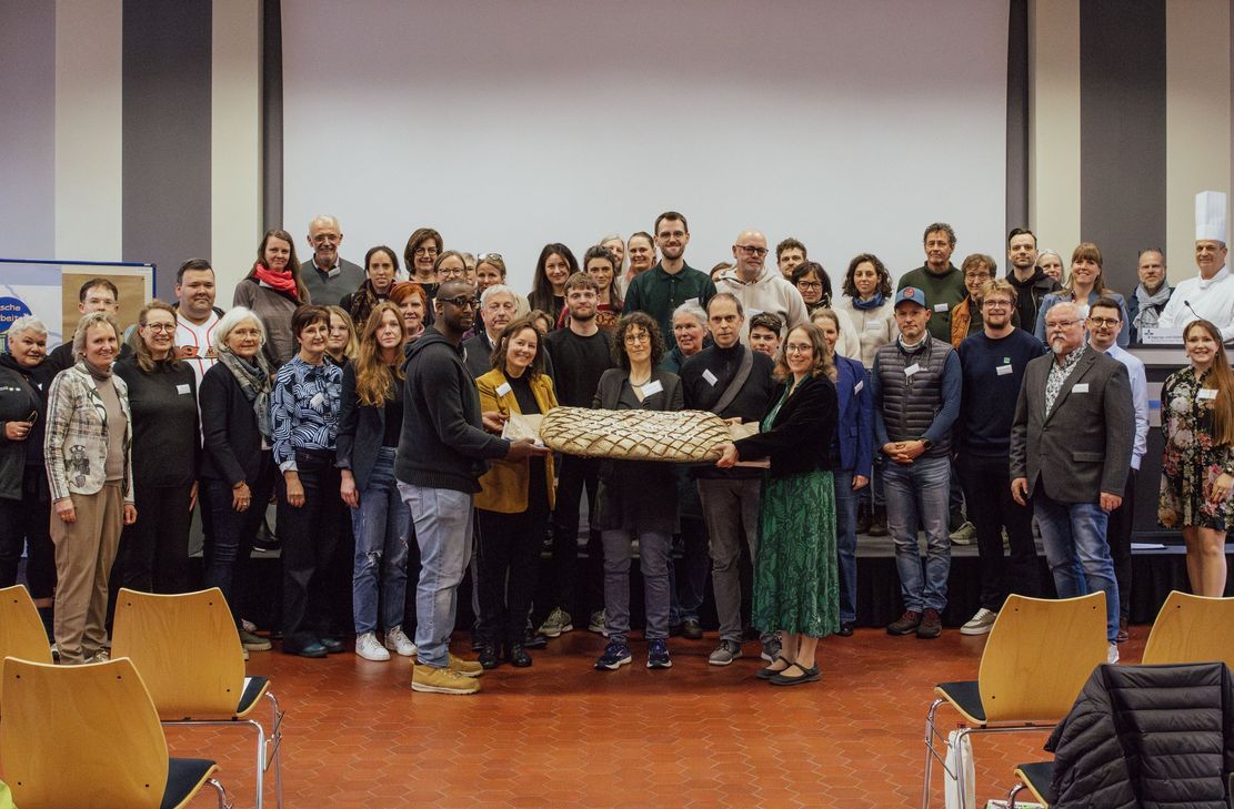 Zum Abschluss der Veranstaltung wurde als symbolischer Akt ein knapp 1 Meter großes Brot aufgeschnitten und an die Gäste verteilt. Der Ernährungsrat nimmt damit seine Arbeit auf.