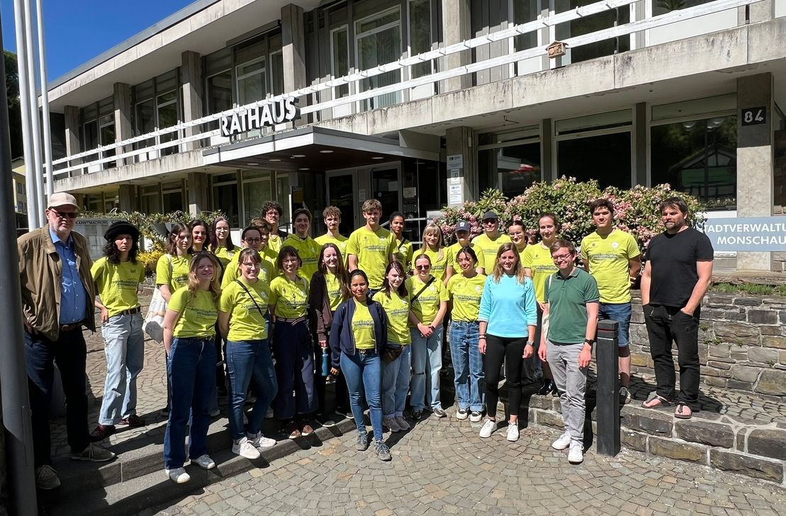 Zum Auftakt ihrer Arbeitswoche in Monschau besuchten die 27 Freiwilligen der JUgendbauhütte Rheinland das Rathaus. Während Bürgermeisterin Dr. Carmen Krämer die Vorzüge und Herausforderungen der Altstadt aufzeigte, überraschte Dr. Jascha Braun (ISG Monschau, vorne r.) mit lobenden Worten über das Rathaus-Gebäude.
