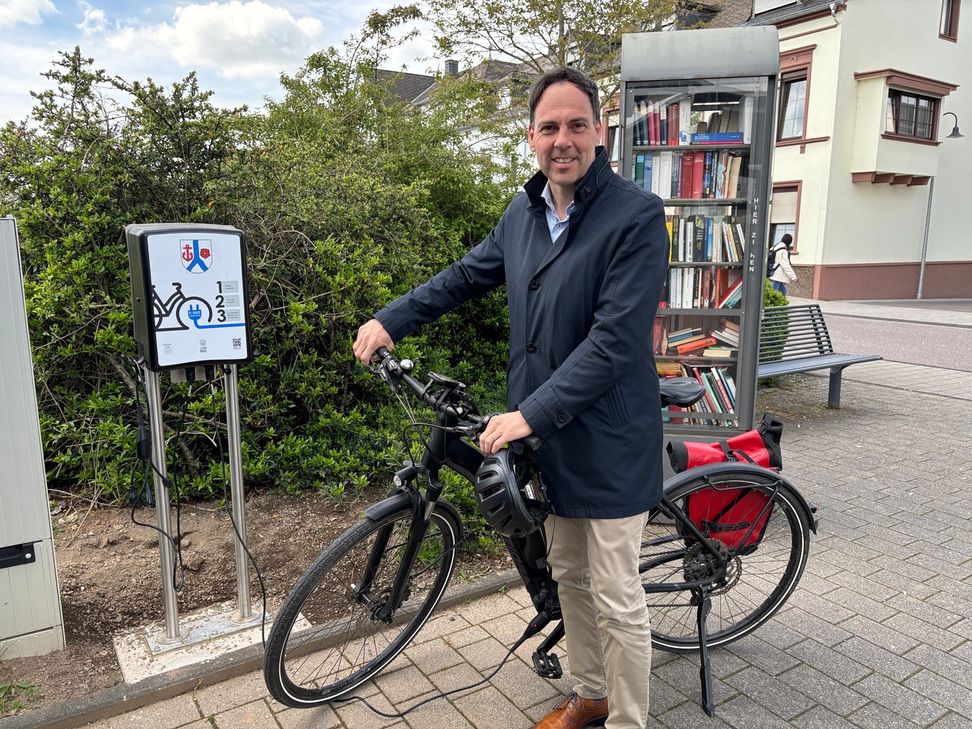 Bürgermeister Wacht an der neuen Fahrrad-Lade-Säule am Bahnhof Konz.