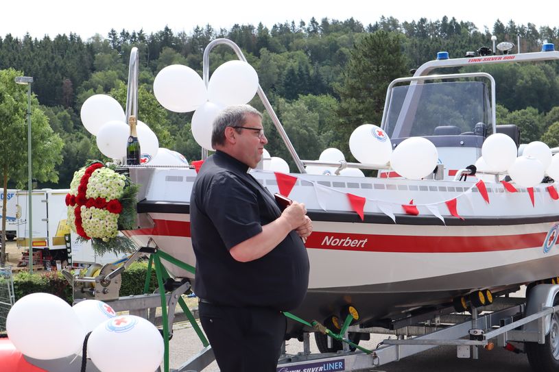 Pfarrer Michael Stoffels segnete das Motorrettungsboot »Norbert« und das neue Schlauchboot der Wasserwacht der DRK-ORtsgruppe Monschau.