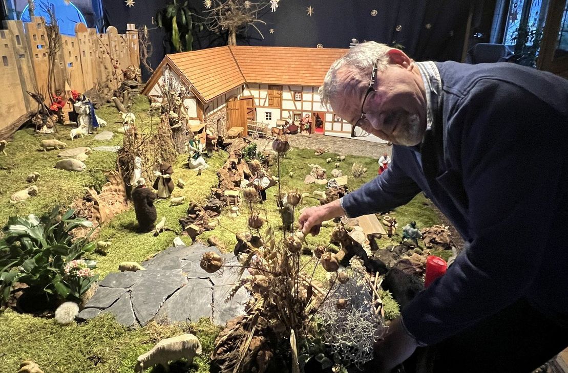 Eine ganze Krippenlandschaft nimmt das Wohnzimmer von Hans Murk ein, die er mit seiner Frau Hannelore mit viel Liebe zum Detail errichtet hat.