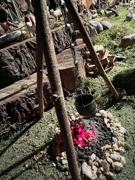 Eine ganze Krippenlandschaft nimmt das Wohnzimmer von Hans Murk ein, die er mit seiner Frau Hannelore mit viel Liebe zum Detail errichtet hat.