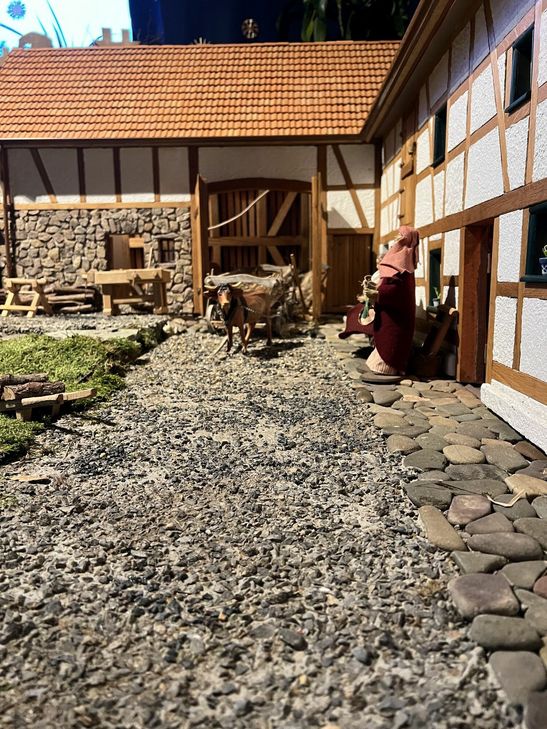 Eine ganze Krippenlandschaft nimmt das Wohnzimmer von Hans Murk ein, die er mit seiner Frau Hannelore mit viel Liebe zum Detail errichtet hat.