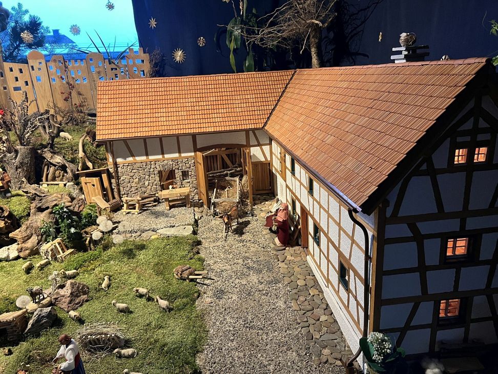 Eine ganze Krippenlandschaft nimmt das Wohnzimmer von Hans Murk ein, die er mit seiner Frau Hannelore mit viel Liebe zum Detail errichtet hat.