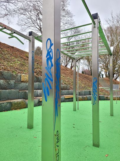 Schon vor der Freigabe fanden sich am Calisthenics-Gerät etliche Schmierereien.