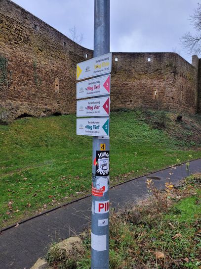 Eine hohe Anzahl an Masten, Schildern und Laternen wurde bereits Ziel von Aufkleber-Attacken.