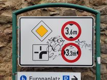 In Bad Münstereifel kam es zu mehreren Beschädigungen, unter anderem wurde Schilder beschmiert.