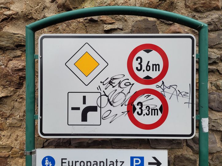 In Bad Münstereifel kam es zu mehreren Beschädigungen, unter anderem wurde Schilder beschmiert.