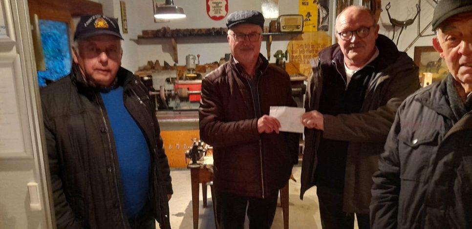 Die Oldtimerfreunde helfen dem kleinen Museum.