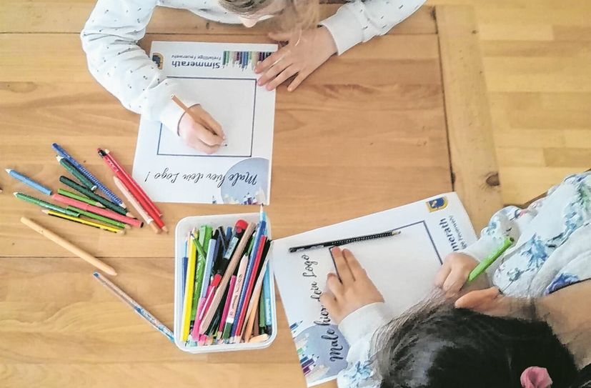 Grundschulkinder malen derzeit eifrig am Logo der Kinderfeuerwehr.