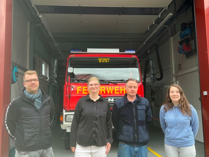 Der stellvertretende Gemeindewehrführer Rene Henn, Projektgruppenleiter Michael Schustereder und die Betreuerinnen Dunja Bierbach und Christina Hilger freuen sich auf den Aufbau der Kinderfeuewerhr in der Gemeinde SImmerath.