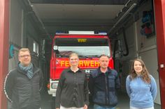 Der stellvertretende Gemeindewehrführer Rene Henn, Projektgruppenleiter Michael Schustereder und die Betreuerinnen Dunja Bierbach und Christina Hilger freuen sich auf den Aufbau der Kinderfeuewerhr in der Gemeinde SImmerath.