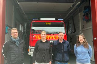 Der stellvertretende Gemeindewehrführer Rene Henn, Projektgruppenleiter Michael Schustereder und die Betreuerinnen Dunja Bierbach und Christina Hilger freuen sich auf den Aufbau der Kinderfeuewerhr in der Gemeinde SImmerath.