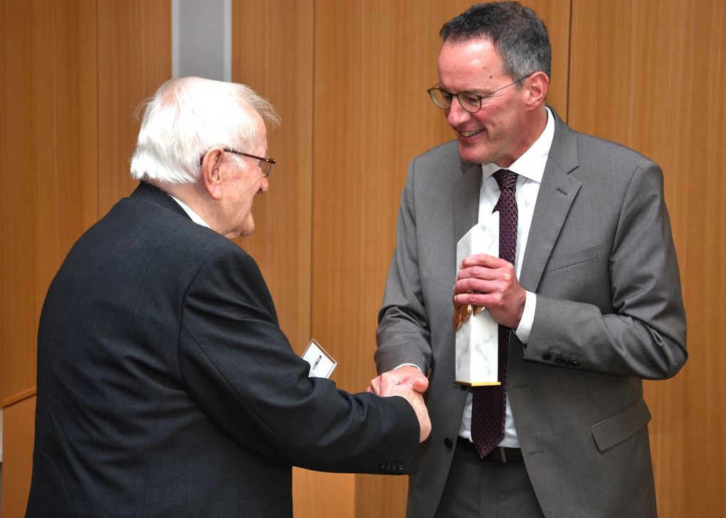 Innenminister Michael Ebling übergibt Karl-Heinz Thommes den Sport-Obelisken.