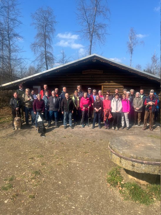 Die Wandergruppe vor der Martinshütte.