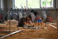 Beim Wettbewerb in Simmerath wartete ein rund 5 x 2 Meter großes Übungsstück auf die besten Nachwuchskräfte des Landes, bei dem Betonteile, Platten und Naturstein präzise verlegt werden mussten. „Die größte Herausforderung war das Abstecken von der Rinne, von dem Bogen mit dem Unterbogen“, berichtet der frischgebackene Landesmeister Timo Ronig.