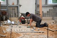Beim Wettbewerb in Simmerath wartete ein rund 5 x 2 Meter großes Übungsstück auf die besten Nachwuchskräfte des Landes, bei dem Betonteile, Platten und Naturstein präzise verlegt werden mussten. „Die größte Herausforderung war das Abstecken von der Rinne, von dem Bogen mit dem Unterbogen“, berichtet der frischgebackene Landesmeister Timo Ronig.