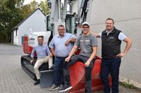 Sie haben etwas zu feiern: Sascha Erhardt, Geschäftsführer der Bauunternehmung Balter, Ausbildungsleiter Donald Jäger, Landessieger Timo Ronig und Markus Quadt, zuständig für das Personalwesen.