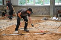 Beim Wettbewerb in Simmerath wartete ein rund 5 x 2 Meter großes Übungsstück auf die besten Nachwuchskräfte des Landes, bei dem Betonteile, Platten und Naturstein präzise verlegt werden mussten. „Die größte Herausforderung war das Abstecken von der Rinne, von dem Bogen mit dem Unterbogen“, berichtet der frischgebackene Landesmeister Timo Ronig.