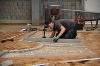 Beim Wettbewerb in Simmerath wartete ein rund 5 x 2 Meter großes Übungsstück auf die besten Nachwuchskräfte des Landes, bei dem Betonteile, Platten und Naturstein präzise verlegt werden mussten. „Die größte Herausforderung war das Abstecken von der Rinne, von dem Bogen mit dem Unterbogen“, berichtet der frischgebackene Landesmeister Timo Ronig.