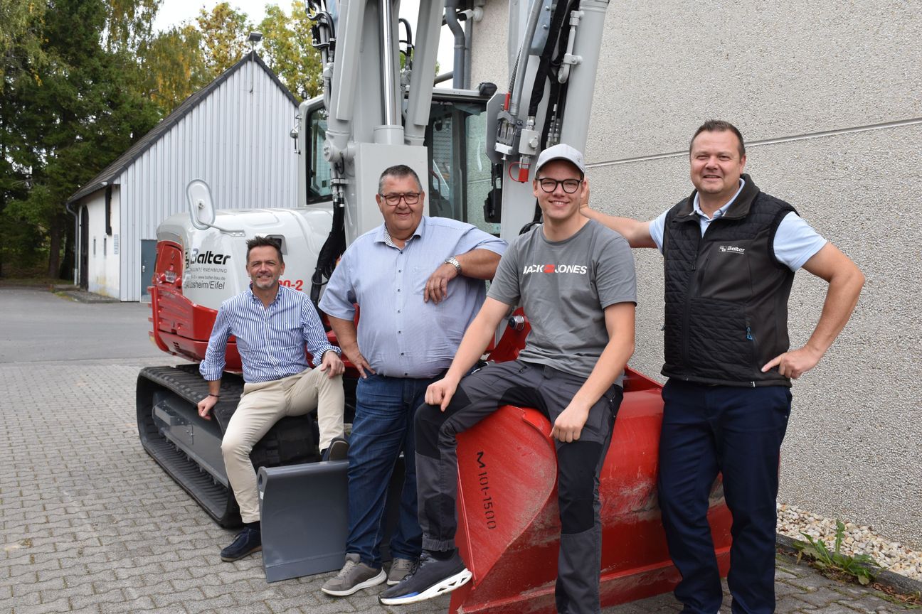 Sie haben etwas zu feiern: Sascha Ehrhardt, Geschäftsführer der Geschwister Balter Bauunternehmung GmbH, Ausbildungsleiter Donald Jäger, Landessieger Timo Ronig und Personalleiter Markus Quadt.