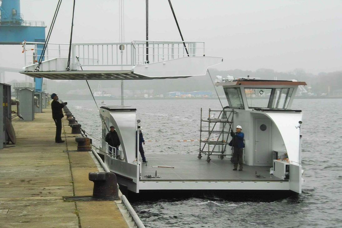 ...anschließend wurden an beiden Enden der Autofähre die Landungsklappen anmontiert...