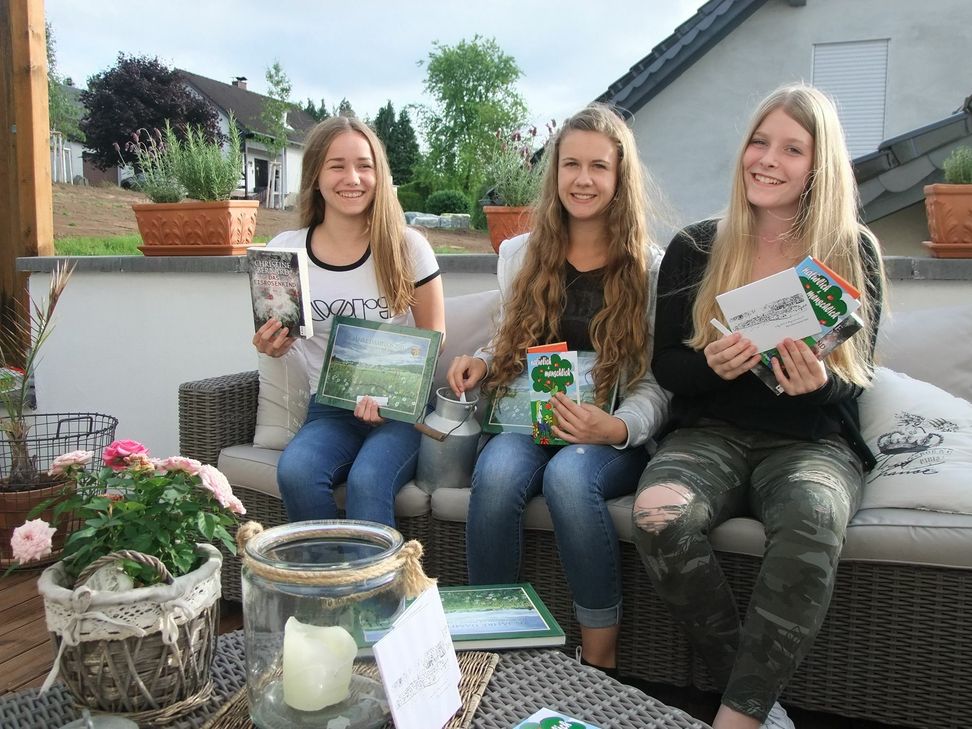 Das Los entscheidet: (von links) unsere drei Glücksfeen Hannah, Alisha und Noelle bei der Verlosung. Foto: Fischer
