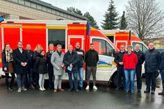 An der Rettungswache der Kreisverwaltung Euskirchen wurden die beiden Rettungswagen jetzt an die Hilfsorganisation "Sophie" übergeben. In der Mitte Landrat Markus Ramers (7.v.l.) mit Harald Fischer (rechts) und Hermann Greven (links).