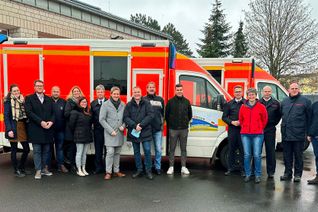 An der Rettungswache der Kreisverwaltung Euskirchen wurden die beiden Rettungswagen jetzt an die Hilfsorganisation "Sophie" übergeben. In der Mitte Landrat Markus Ramers (7.v.l.) mit Harald Fischer (rechts) und Hermann Greven (links).