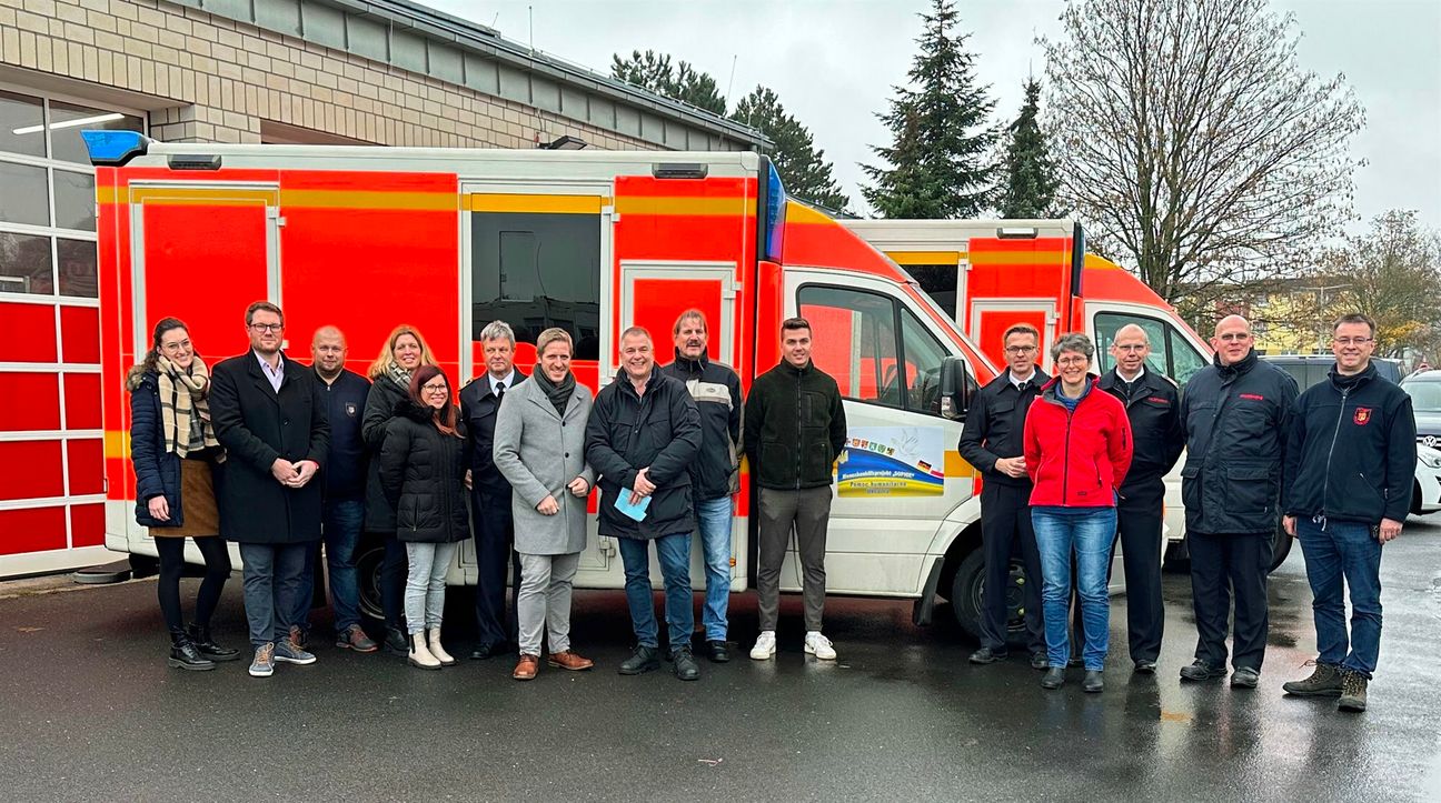 An der Rettungswache der Kreisverwaltung Euskirchen wurden die beiden Rettungswagen jetzt an die Hilfsorganisation "Sophie" übergeben. In der Mitte Landrat Markus Ramers (7.v.l.) mit Harald Fischer (rechts) und Hermann Greven (links).