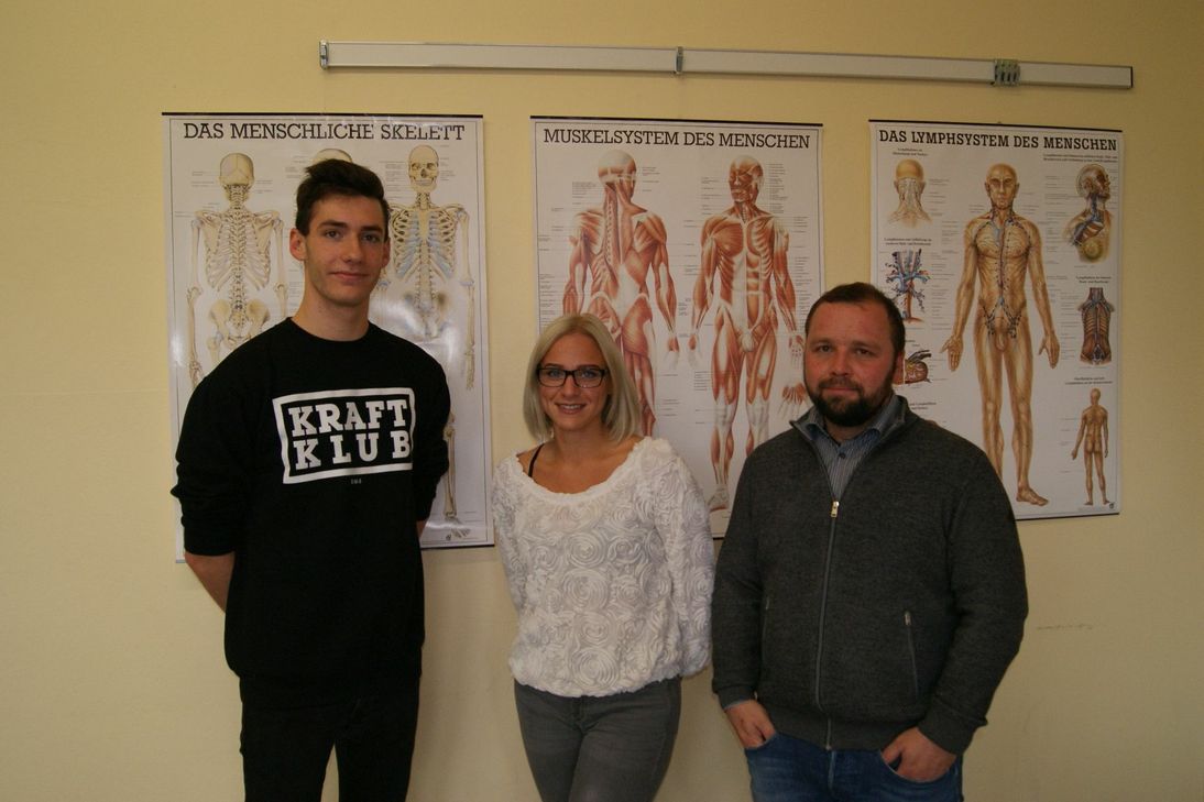 Der FOS-Lehrer David Lüttgen (rechts) und die    Zwölftklässler Lea Hans und Felix Esper.