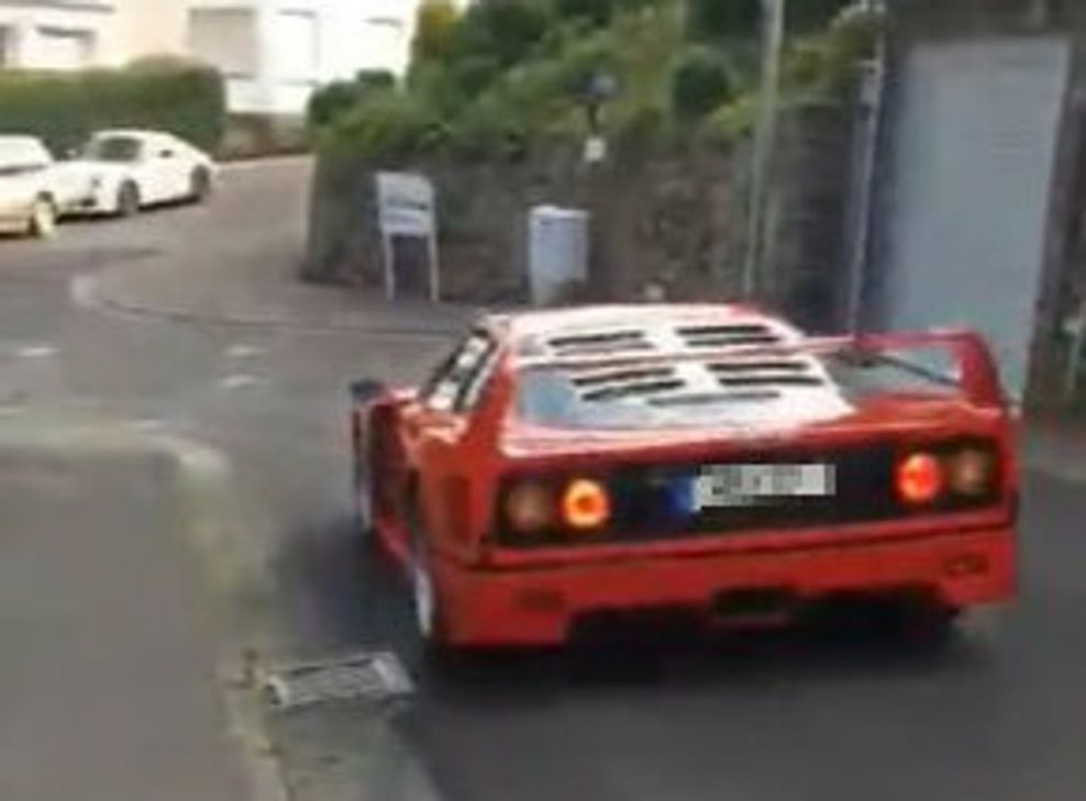 Diese Aufnahme zeigt den betroffenen Ferrari in der Brauselaystraße in Cond. Dort passierte der Unfall, der nun das Landgericht Koblenz beschäftigte. Foto: Privat